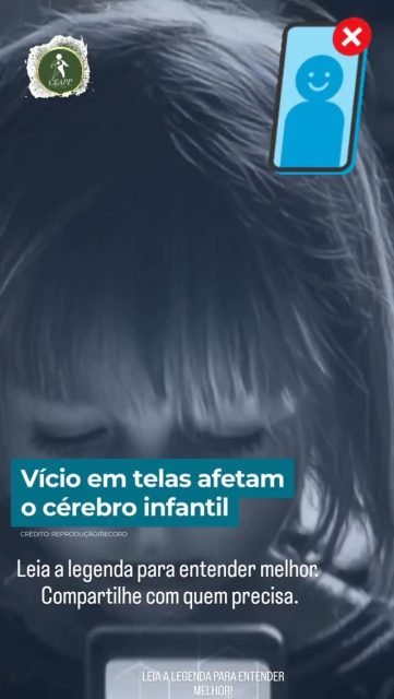 🚨 O que as telas estão fazendo com bebês antes dos 2 anos?
Um grande estudo realizado em Singapura acendeu o alerta vermelho para pais e educadores.
E os resultados preocupam.
📱 Quanto maior a exposição às telas nos primeiros anos de vida, maiores os riscos de impactos no desenvolvimento.
Olha isso 👇
🔴 1. Atrasos na fala e na linguagem
Crianças mais expostas apresentaram maior dificuldade na comunicação verbal.
🔴 2. Prejuízos na atenção e concentração
O cérebro em desenvolvimento pode ter mais dificuldade em manter foco.
🔴 3. Impactos nas habilidades socioemocionais
Menos interação real = menos aprendizado sobre emoções, empatia e vínculos.
🔴 4. Alterações no desenvolvimento cognitivo
O excesso de estímulos rápidos pode afetar processos importantes do cérebro.
🔴 5. Problemas de autorregulação
Mais irritabilidade, mais dificuldade para lidar com frustração.
⚠️ E o mais preocupante:
Nos primeiros 2 anos, o cérebro cresce em ritmo acelerado.
Ele precisa de interação humana real, não de estímulos digitais passivos.
👶 Bebês aprendem com: ✔️ Olho no olho
✔️ Conversa
✔️ Brincadeira no chão
✔️ Toque
✔️ Voz humana
Tela não substitui presença.
Não é terrorismo.
É neurodesenvolvimento.
📌 A Sociedade Brasileira de Pediatria e a OMS já recomendam:
Evitar telas para menores de 2 anos.
Agora me diz:
Você tem oferecido presença ou distração?
Compartilhe com um pai ou mãe que precisa ler isso.
#PrimeiraInfância #DesenvolvimentoInfantil #Neurodesenvolvimento #ParentalidadeConsciente #AlertaAosPais