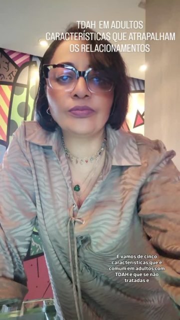 O TDAH está impactando seu relacionamento? 🧠💖 

Amar alguém com TDAH é uma aventura diária! ✨ Mas, se não compreendidos, alguns sintomas podem causar atritos e ruídos na comunicação. Não é falta de amor, é um funcionamento cerebral diferente. 
Aqui estão 5 características que podem desafiar o casal:
1️⃣ Esquecimento e Desatenção 🗓️: Esquecer datas, promessas ou não "ouvir" pode fazer o parceiro se sentir sem prioridade.
2️⃣ Desorganização e Atrasos ⏱️: Casa desorganizada e atrasos crônicos podem sobrecarregar o outro, gerando o papel de "cuidador".
3️⃣ Impulsividade no Falar/Agir 🗣️: Comentários sem filtro ou decisões financeiras/práticas impensadas criam brigas desnecessárias.
4️⃣ Desregulação Emocional 🌪️: Emoções intensas e mudanças de humor rápidas (irritabilidade) podem deixar o clima tenso.
5️⃣ Procrastinação e Inconsistência ⏳: Adiar tarefas e a oscilação entre produtividade e inatividade atrapalha o planejamento conjunto. 
Como melhorar a relação? 🤝
A psicoeducação é a chave! Entender o TDAH, buscar terapia de casal, tratamento adequado (medicação/comportamental) e criar rotinas compartilhadas ajuda muito. 
O TDAH não tratado pode criar muros, mas compreendido e cuidado, fortalece a parceria. 🔥 
👇 Já se identificou com algum desses pontos? Conta aqui nos comentários!
#tdah #tdahadulto #relacionamentos #tdahnorelacionamento #neurodiversidade