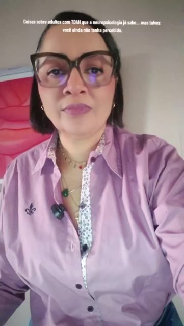 ⚠️ Coisas sobre adultos com TDAH que a neuropsicologia já sabe… mas talvez você ainda não tenha percebido.

👩‍⚕️ Eu sou Sílvia Souza, psicóloga e neuropsicóloga, e posso te ajudar com avaliação neuropsicológica, caso você precise.

🧠 1. O ambiente pesa muito
Bagunça, barulho e excesso de estímulos drenam energia mental.
O cérebro com TDAH se sobrecarrega rápido — e a atenção se desorganiza ainda mais.

🧠 2. TDAH não é falta de atenção
É atenção espalhada.
A pessoa não deixa de prestar atenção…
Ela presta atenção em tudo ao mesmo tempo — e por isso pode não conseguir se fixar em nada.

💡 3. Criatividade vem em dose alta
O cérebro com TDAH faz conexões diferentes.
Encontra caminhos fora do padrão.
Ideias surgem rápidas e muitas vezes inovadoras.

🔥 4. Quando algo faz sentido, surge o hiperfoco
A energia aparece de repente.
Quem tem TDAH entrega intensidade, paixão e envolvimento real.

⚡ 5. A exaustão mental pode chegar de forma abrupta
Não é preguiça.
É esgotamento cerebral.

😵‍💫 6. Por isso o burnout é mais frequente
Muitos vivem ciclos de hiperprodução e exaustão profunda.

📈 7. O cérebro com TDAH não funciona em linha reta
Funciona em ciclos: picos de energia, criatividade e produtividade…
seguidos de quedas de energia.

🚨 8. Em situações de crise ele funciona melhor
A urgência libera dopamina.
Por isso a pessoa pode resolver problemas complexos rapidamente, mas travar em tarefas simples.

🧬 9. TDAH não surge do nada
É um transtorno do neurodesenvolvimento.
Esse cérebro se organizou assim desde o início.

💬 Muitas pessoas passaram a vida ouvindo que eram preguiçosas, desorganizadas ou difíceis…
quando na verdade estavam lidando com um funcionamento cerebral diferente.

✨ Entender muda tudo.

🔁 Compartilhe com alguém que sempre ouviu que “precisava se esforçar mais”.

#TDAH
#TDAHAdulto
#Neuropsicologia
#SaúdeMental
#AvaliaçãoNeuropsicológica
Psicologia
Neurociência
Hiperfoco
Burnout
Autoconhecimento
Cérebro
PsicologiaClinica
Terapia
SaudeEmocional