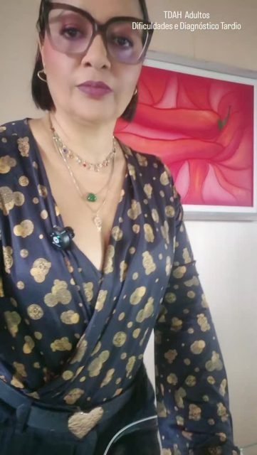 Descobrir o TDAH na vida adulta é como finalmente encontrar o manual de instruções do próprio cérebro 🧠, mas também traz o luto pelo tempo que vivemos sem respostas. No relacionamento, isso se traduz em desafios reais: a desatenção que parece desinteresse, a impulsividade na fala, os esquecimentos e a sobrecarga emocional 🌪️. Não é falta de amor, é uma diferença neurobiológica 🧡. O diagnóstico tardio traz o alívio, mas também a missão de reeducar a relação e lidar com as cicatrizes de anos de esforço invisível. 💪✨

#TDAH #TDAHAdulto #DiagnosticoTardio #Relacionamentos #Neurodiversidade TDAHnoAmor SaudeMental VidaADulta Autoconhecimento