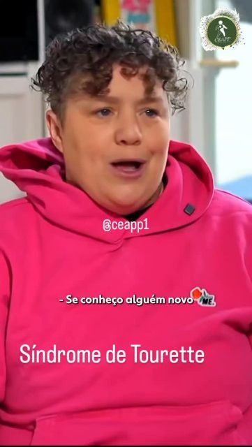 A Síndrome de Tourette 

é um distúrbio neuropsiquiátrico crônico, com início geralmente na infância (5 a 7 anos), caracterizado pela presença de múltiplos tiques motores e vocais involuntários, rápidos e repetitivos. Os sintomas persistem por mais de um ano e podem piorar com estresse ou ansiedade. 

Principais Aspectos:

Tiques Motores: Incluem piscar os olhos, fazer caretas, mexer a cabeça ou encolher os ombros

.

Tiques Vocais: Envolvem pigarros, fungadas, repetir palavras ou, raramente, proferir palavras obscenas (coprolalia).

Causa: A causa exata é desconhecida, mas estudos indicam fatores genéticos e hereditários, além de disfunções em regiões cerebrais como os gânglios da base.

Diagnóstico: É clínico, realizado por médicos (neurologistas/psiquiatras) observando os sintomas e descartando outras condições, não havendo exames laboratoriais específicos.

Tratamento: Não tem cura, mas os sintomas podem ser controlados com medicamentos, terapia comportamental e suporte psicológico.

Comorbidades: Frequentemente associada ao TDAH (Transtorno de Déficit de Atenção e Hiperatividade), TOC (Transtorno Obsessivo-Compulsivo) e distúrbios de aprendizagem. 

#sindrimedetourette #empatia #saúdemental