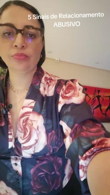 🚨 ALERTA: 5 sinais de relacionamento abusivo que muita gente ignora

Nem sempre o abuso começa com gritos ou agressões.
Na maioria das vezes ele começa sutil, disfarçado de cuidado, ciúme ou proteção.

E quando você percebe… já está pisando em ovos para não provocar uma briga.

Se o seu relacionamento amoroso tem um desses sinais, fique atenta.
Não é apenas um problema no relacionamento. É um sinal de perigo.

⚠️ 1. Controle do seu passado e da sua privacidade
Ele pede senha do celular, quer ver suas mensagens, critica sua roupa, controla o que você posta ou veste.

⚠️ 2. Isolamento social
Começa criticando suas amigas, familiares ou colegas… até que você se afasta de quem te apoia.

⚠️ 3. Manipulação psicológica (gaslighting)
A pessoa diz algo e depois afirma que nunca disse. Faz você duvidar da sua memória e da sua própria sanidade.

⚠️ 4. Inversão de culpa
A pessoa erra… mas no final da discussão você acaba pedindo desculpas.

⚠️ 5. O ciclo do medo
Você começa a pisar em ovos para não irritar a pessoa.
Seu coração dispara só de imaginar que ela pode ficar brava.

O abuso começa silencioso, mas quase sempre aumenta com o tempo.

💔 Amor de verdade traz paz.
Amor de verdade não provoca medo, insegurança ou culpa constante.

Se você se identificou com algum desses sinais, lembre-se:
✨ você merece respeito
✨ você merece segurança emocional
✨ você merece ser tratada com dignidade

👩‍⚕️ Eu sou Sílvia Santana, psicóloga e neuropsicóloga, e posso ajudar em terapia individual ou de casal.
📍 Atendimento presencial em Salvador (Caminho das Árvores)
💻 Atendimento online para todo o Brasil.

📩 Se esse conteúdo fez sentido para você, compartilhe com aquela amiga que precisa ouvir isso hoje.

#RelacionamentoAbusivo #SaudeEmocional #RelacionamentoSaudavel #Psicologia #Gaslighting AmorProprio Terapia ViolenciaPsicologica Psicologa Salvador