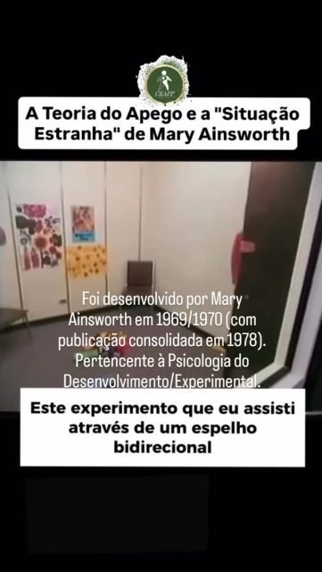 O experimento "Situação Estranha" (Strange Situation), que analisava bebês na ausência da mãe, foi desenvolvido por 

Mary Ainsworth em 1969/1970 (com publicação consolidada em 1978). Pertencente à Psicologia do Desenvolvimento/Experimental, o estudo visava entender o vínculo afetivo. Atualmente, ele é menos realizado devido a rigorosos padrões éticos que evitam o estresse desnecessário em crianças. 

Detalhes do Experimento e seu Legado:

Área da Psicologia: Psicologia do Desenvolvimento e Psicologia Experimental, focado na Teoria do Apego (baseada em John Bowlby).

O Procedimento: Crianças de cerca de um ano ficavam em uma sala com brinquedos. A mãe saía, um estranho entrava, e a reação da criança era observada no retorno da mãe.

Apego Seguro e Inseguro: O estudo identificou tipos de apego: seguro, inseguro-evitativo e inseguro-ambivalente.

Por que não se faz mais da mesma forma?

Ética e Bem-estar: Hoje, entende-se que induzir estresse intenso e choro em bebês para fins de pesquisa é prejudicial.

Padrões de Pesquisa: Comitês de ética exigem minimizar danos emocionais e físicos, optando por observações de interação naturalista ou métodos que não envolvem separação traumática.