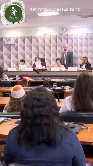 Superdotação não é um "superpoder" sem custos: por que precisamos de políticas públicas? 🧠💡

Muitas vezes, o senso comum associa as Altas Habilidades/Superdotação (AH/SD) apenas ao sucesso acadêmico ou à facilidade de aprendizado. Mas a realidade por trás do diagnóstico é complexa e exige um olhar atento do Estado e das instituições de ensino.

O Desafio da Dupla Excepcionalidade
Abaixo da superfície de um grande talento, frequentemente encontramos um "misto de comorbidades". É o que chamamos de dupla excepcionalidade: quando a superdotação coexiste com Transtornos de Aprendizagem, TDAH ou TEA. Sem políticas públicas de identificação precoce, essas pessoas são frequentemente negligenciadas ou diagnosticadas erroneamente.

Por que a Educação precisa de políticas específicas?

Desenvolvimento Assíncrono: O desenvolvimento intelectual costuma ser muito mais rápido que o emocional, gerando sofrimento e desajuste social.

Evasão e Desmotivação: Sem o enriquecimento curricular adequado, o estudante perde o interesse pela escola, o que pode levar à depressão e ao abandono escolar.

Equidade: Políticas públicas garantem que o suporte não seja um privilégio de quem pode pagar por clínicas particulares, mas um direito de todos.

Precisamos parar de romantizar as altas habilidades e começar a tratá-las como uma demanda de saúde pública e educação inclusiva. O processo é desafiador e o suporte especializado não é um luxo, é uma necessidade básica.

Vamos ampliar esse debate? Compartilhe este post para que mais pessoas entendam a urgência de políticas para AH/SD. 🚀

#AltasHabilidades #Superdotação #EducaçãoInclusiva #PolíticasPúblicas #Neuropsicologia PsicologiaEscolar DuplaExcepcionalidade