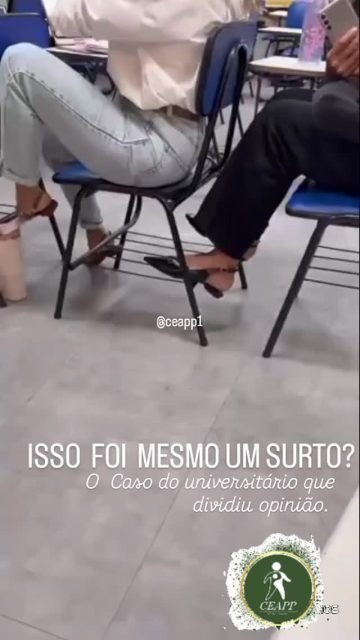 SURTO OU EXAUSTÃO? O CASO QUE PAROU A UNIG NO RJ! 😱🚨

As imagens que viralizaram de um estudante de Direito de 25 anos, na Universidade Iguaçu (UNIG), acenderam um alerta vermelho nas redes sociais. O jovem tirou a roupa e confrontou uma professora em plena sala de aula, gerando pânico e correria. 🏫💨

Segundo a própria instituição e o atendimento do SAMU, o caso foi tratado como um "episódio agudo de alteração do estado mental". O estudante foi afastado para receber o tratamento médico necessário. 🚑🧠

Casos extremos como este nos obrigam a olhar para o que acontece "nos bastidores" da mente:

Até onde a pressão acadêmica e o estresse podem levar ao colapso? 📉

Como identificar os sinais de que alguém está prestes a ter um episódio de desorientação ou perda de contato com a realidade? 🚩

Na nossa prática clínica, sabemos que um surto não acontece "do nada". Geralmente, é o ápice de um sofrimento silencioso que transborda de forma desorganizada e, muitas vezes, trágica. 💔

Queremos ouvir a sua opinião como nossa comunidade:

Você acredita que as universidades hoje estão preparadas para lidar e acolher alunos em sofrimento psíquico severo antes que cheguem a esse ponto, ou falta suporte emocional no ambiente acadêmico? 👇

Comente aqui embaixo! Sua visão é fundamental para esse debate. 💬✨

#SaúdeMental #Educação #Psicopedagogia #CEAPP #SurtoPsicótico DireitoUNIG BemEstarEmocional Psicologia Salvador Bahia ApoioPsicopedagogico Universitários SaúdeMentalImporta