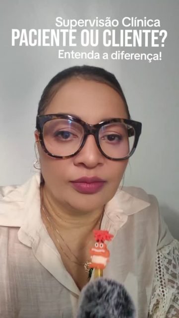 Paciente ou Cliente? Entenda a diferença! 🧠💬

Você sabia que o termo usado para quem busca terapia revela muito sobre a linha de trabalho do profissional? Não é apenas semântica, é postura clínica!

🔹 PACIENTE / ANALISANDO (Psicanálise)
• Origem: Do latim patiens (aquele que sofre/suporta).
• Foco: O inconsciente, os sintomas e a cura profunda.
• Postura: O termo "analisando" é preferido para destacar que a pessoa é ativa no processo de investigar sua própria fala e sonhos.
• Contexto: Comum em abordagens psicodinâmicas e hospitalares.

🔸 CLIENTE (Humanismo / TCC)
• Origem: Relação de parceria e contratação de serviço.
• Foco: Desenvolvimento pessoal, o presente e a mudança de comportamento.
• Postura: Busca uma relação mais horizontal (menos hierárquica). O indivíduo é visto como um colaborador ativo e corresponsável pela sua melhora.
• Contexto: Foco em autonomia, prevenção e bem-estar.

✅ Conclusão: Não existe termo certo ou errado! A escolha depende da abordagem do terapeuta e de como a pessoa se sente mais confortável. Hoje, muitos profissionais optam por chamar apenas pelo nome, priorizando o vínculo humano. 🤝

E você, prefere qual termo? Conta aqui nos comentários! 👇

#Psicologia #Psicanálise #Terapia #SaúdeMental #PacienteOuCliente Autoconhecimento Psicólogo DicasDeSaúde BemEstar