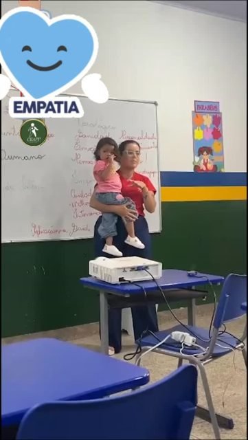 Uma cena simples… mas com um impacto gigante! 👶📚
A professora Luana Patrícia Garcia de 25 anos mostrou, na prática, o verdadeiro significado de empatia dentro da educação.
Ao saber que sua aluna não tinha com quem deixar a filha, ela não hesitou: acolheu a criança nos braços e garantiu que aquela mãe não perdesse a aula. 🤱✨
Isso vai muito além do conteúdo…
É sobre olhar para o aluno como ser humano.
É sobre compreender realidades.
É sobre criar possibilidades onde antes havia barreiras. 🚀
Quantos talentos não desistem por falta de apoio?
Quantas histórias poderiam ser diferentes com mais acolhimento? 🤔
Educar é, acima de tudo, construir caminhos com humanidade. 💡
👉 E você, o que achou dessa atitude? Comente aqui!
#EducaçãoHumanizada #EmpatiaNaEducação #Inclusão #Acolhimento #CEAPP EducaçãoTransforma ProfessoresInspiradores RealidadeEscolar MãesQueEstudam RedeDeApoio EnsinoComPropósito ViralDoBem EducaçãoQueTransforma 💛