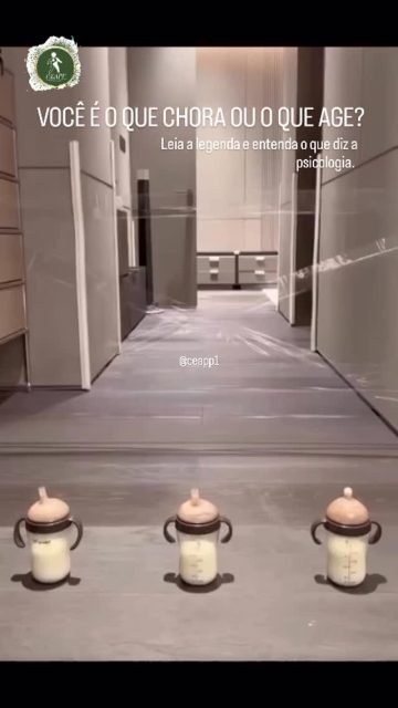 🚨 VOCÊ É O BEBÊ QUE CHORA OU O QUE AGE? 🤯🍼

Um experimento simples… mas com uma lição gigante sobre comportamento humano.
Três bebês. Um obstáculo. Um objetivo.
Enquanto um insiste, tenta e encontra um jeito de passar 💪

Outro observa e aguarda com calma 👀
E o terceiro… entra em desespero 😢
Mesmo quando a solução chega até ele , pronta, acessível, na mão, ele não consegue aceitar. Continua chorando. Continua travado.

💡 Na psicologia, isso nos mostra algo poderoso:
Muitas vezes, não é a falta de solução que nos paralisa… é a dificuldade de aceitar o diferente do que imaginamos.

Quantas vezes você já: 
❌ Rejeitou ajuda?
❌ Ignorou uma solução porque não era do seu jeito?
❌ Se prendeu ao problema mesmo tendo uma saída?

Enquanto alguns avançam, outros esperam…
Mas muitos ficam presos na própria resistência emocional.
🧠 Crescer também é aprender a flexibilizar.
Aceitar o caminho possível — não apenas o idealizado.
🔥 A vida não trava você… às vezes é você que trava diante dela.
💬 E aí, seja sincero: em qual desses comportamentos você mais se reconhece?

#CEAPP
#Psicologia #ComportamentoHumano #InteligênciaEmocional #Autoconhecimento Reflexão SaúdeMental Mindset DesenvolvimentoPessoal Aprendizado PsicologiaNaPrática VidaReal