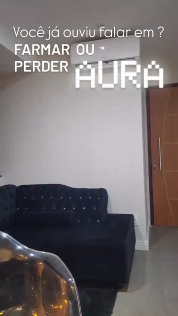 ✨ Você já ouviu falar em “farmar aura” ou “perder aura”? Vem entender 👇

🌟 Farmar aura é quando você constrói uma presença forte, positiva e admirável. São atitudes, posturas e escolhas que fazem as pessoas te verem com respeito, confiança e até inspiração. É sobre energia boa, coerência e autenticidade.

⚡ Perder aura é o oposto: quando comportamentos, atitudes ou decisões acabam diminuindo essa percepção. Pode ser falta de coerência, atitudes impulsivas ou posturas que não refletem quem você realmente é.

🧠 No fundo, tudo isso tem relação com imagem, comportamento e como nos conectamos com o outro. A forma como agimos comunica muito mais do que palavras.

💡 Cultivar uma “boa aura” não é sobre perfeição, e sim sobre consciência, responsabilidade emocional e crescimento contínuo.

#CEAPP #Psicologia #ComportamentoHumano #Autoconhecimento #InteligênciaEmocional SaúdeMental Consciência DesenvolvimentoPessoal Neurociência EquilíbrioEmocional ✨