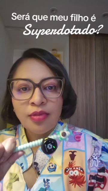 🚨 “Seu filho sabe o alfabeto… mas não se comunica?”

👀 Muitos pais chegam dizendo:
“Doutora, meu filho é #superdotado… ele já conhece todas as letras, números… até lê palavras!”

⚠️ Mas existe um ponto MUITO importante aqui…

🧠 Quando uma criança de 2, 3 ou 4 anos
✔️ reconhece letras
✔️ decodifica palavras
✔️ repete o que ouve

…mas ❌ NÃO se comunica de forma funcional,
❌ não interage,
❌ não expressa o que sente ou precisa…

👉 Isso NÃO é sinal de superdotação.

📌 Esse padrão é muito comum no #TEA - Transtorno do Espectro Autista e pode aparecer também em quadros de deficiência intelectual.

💡 O que parece leitura… muitas vezes é apenas
➡️ decodificação
➡️ repetição
➡️ memorização

🚫 Não é compreensão real.

⚠️ #Inteligência não é só reconhecer letras.
É conseguir se comunicar, interagir e dar sentido ao mundo.

❤️ Quanto antes os pais compreendem isso,
mais cedo a criança recebe o suporte certo.

📣 Se esse vídeo fez sentido para você, compartilhe com outros pais.
Você pode estar ajudando uma #criança a ser compreendida de verdade.
