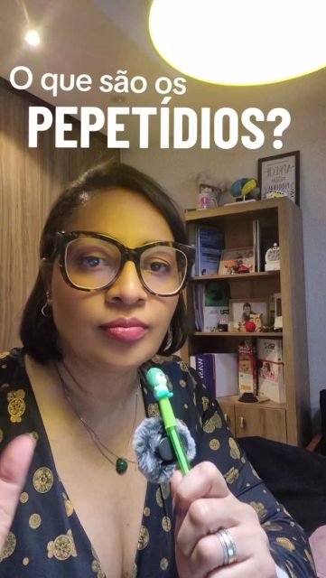 Se você abriu uma rede social hoje, provavelmente viu:
peptídeo pra emagrecer, pra pele, pra ganhar massa, pra longevidade…
Mas você realmente sabe o que está usando?

👉 Peptídeos são fragmentos de proteínas que funcionam como mensageiros biológicos
Eles “conversam” com o seu corpo e dizem o que fazer:

✔️ regular fome
✔️ controlar hormônios
✔️ melhorar metabolismo
✔️ influenciar humor e comportamento

E sim… muitos deles já existem naturalmente no seu corpo:

💉 Insulina
💉 GLP-1 (as famosas “canetinhas”)
💉 GH (hormônio do crescimento)
💉 hCG
💉 Ocitocina

Ou seja: não é moda — é biologia aplicada.

Mas aqui vai o alerta que ninguém te conta:

⚠️ Peptídeo não é suplemento inocente
É intervenção direta no seu organismo.

Usar sem orientação pode gerar:
🚫 desequilíbrio hormonal
🚫 efeito rebote
🚫 alterações emocionais
🚫 riscos metabólicos

💡 Não é só sobre emagrecer ou performar melhor
É sobre o impacto no seu cérebro, no seu comportamento e na sua saúde a longo prazo.

No fim das contas:
👉 Peptídeos modulam o corpo
👉 Mas quem sustenta o resultado é o seu padrão mental e emocional

Cuidado com o que está em alta, nem tudo que viraliza é seguro.

#Peptídeos #GLP1 #Hormônios #SaúdeMental #Neurociência Emagrecimento Longevidade AltaPerformance Medicina Estética Comportamento Psicologia Neuropsicologia SaúdeIntegrativa