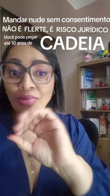 Você sabia que agora, se você enviar nudes sem pensar, sem o consentimento de quem recebe… você pode pegar até 10 anos de cadeia?

Sim. E não é exagero.

Desde dezembro de 2025, com a Lei nº 15.280, o Brasil endureceu MUITO as punições para crimes contra a dignidade sexual — inclusive no ambiente digital.

E aqui está o ponto que pouca gente está entendendo:

👉 Não é só quem divulga que pode ser punido.
👉 Dependendo do contexto, enviar conteúdo íntimo sem consentimento também pode ser enquadrado como crime sexual.

A lei já previa punição — mas agora ficou mais pesada:
⚠️ até 10 anos de prisão em casos mais graves envolvendo conteúdo íntimo.

E mais…

Se envolver:
🚫 constrangimento
🚫 exposição
🚫 vulnerabilidade da vítima

A pena pode ser ainda maior.

Agora me responde:

Você ainda acha que mandar nude “do nada” é só flerte?

Não é.
👉 Pode ser interpretado como importunação sexual
👉 Pode virar crime digital
👉 E pode acabar com a sua vida jurídica em segundos

E tem mais um detalhe importante:

💡 Consentimento não é silêncio
💡 Consentimento não é “acho que a pessoa vai gostar”
💡 Consentimento é CLARO

Se não foi autorizado… é risco.

E na internet, prova é o que não falta.

Então antes de clicar em “enviar”…
pensa:

👉 Isso é desejo… ou é imprudência?
👉 Isso é flerte… ou é crime?

Porque hoje, no Brasil, a diferença pode custar anos da sua liberdade.

#LeiNova #DireitoDigital #CrimesDigitais #Nudes #ImportunaçãoSexual Justiça Brasil Alerta Viral ReelsBrasil Psicologia Comportamento SegurançaDigital