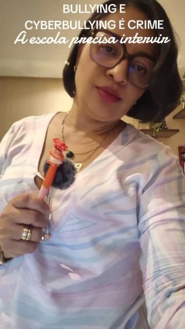 BULLYING E CYBERBULLYING É CRIME

🚨 “Isso não é brincadeira. É crime.”

👀 O que antes era chamado de “zoação”, hoje tem nome claro:
👉 bullying e cyberbullying.

📜 E mais: com a Lei 14.811/2024, essas práticas passaram a ser CRIME no Brasil.

💻 Cyberbullying é quando a violência acontece no digital:
✔️ grupos de WhatsApp
✔️ redes sociais
✔️ exposição, humilhação, ameaças

🏫 E atenção, escolas:

Se o conflito começa ou repercute entre alunos,
👉 mesmo fora do ambiente físico,
a escola TEM responsabilidade de agir.

⚠️ Ignorar ou minimizar pode caracterizar negligência institucional.

📌 O que a escola deve fazer:
✔️ registrar formalmente os casos
✔️ acionar a família imediatamente
✔️ aplicar medidas pedagógicas e disciplinares
✔️ encaminhar para apoio psicológico
✔️ e, quando necessário, envolver o conselho tutelar ou autoridades

👨‍👩‍👧‍👦 E os pais precisam entender:

❌ Não é “fase”
❌ Não é “coisa de adolescente”
❌ Não é “mimimi”

👉 Pode gerar danos emocionais graves, ansiedade, depressão e até risco de vida.

🧠 Para adolescentes:
Respeito não é opcional.
Liberdade não é licença para ferir o outro.

❤️ Educação também é ensinar limites, responsabilidade e empatia.

📣 Se você é educador ou responsável, compartilhe esse vídeo.
Proteger uma criança pode começar com informação.

#psicologiaescolar #bullying  #cyberbullying  #familia #ceapp
