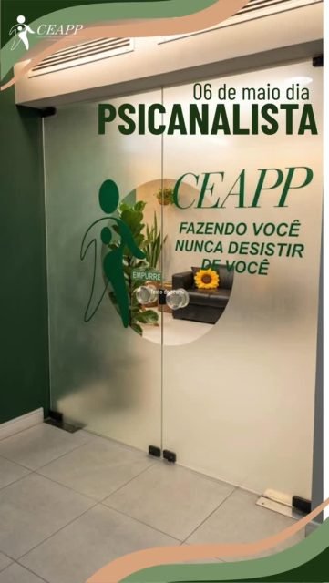 🖤✨ 06 de Maio — Dia do Psicanalista ✨🖤

Hoje celebramos aqueles que escolheram ouvir além das palavras, acolher além das dores e compreender a profundidade da alma humana. 🌻🧠

Aos nossos alunos psicanalistas em formação do CEAPP, nossa homenagem cheia de orgulho, reconhecimento e emoção. Vocês estão aprendendo a arte de escutar o inconsciente, compreender os conflitos humanos e transformar vidas através da palavra, da escuta e do acolhimento. 🤍

Na essência da psicanálise freudiana, aprendemos que cada sujeito carrega marcas, desejos, histórias e afetos que precisam ser vistos e elaborados. E é justamente com as nossas mãos estendidas 🤲, com o nosso cuidado e com a nossa escuta ética, que ajudamos o outro a reencontrar sentidos para existir.

Ser psicanalista é caminhar ao lado do outro sem julgamentos, é sustentar processos, respeitar o tempo da mente e acreditar que toda dor pode ser ressignificada. ✨

Que vocês nunca desistam da missão de cuidar do humano, de estudar profundamente a mente e de fazer da psicanálise um instrumento de transformação, acolhimento e esperança. 🌹

O CEAPP sente orgulho de cada futuro psicanalista que está construindo sua trajetória conosco. 💙

🤲 “Onde há escuta, há possibilidade de reconstrução.”
— Inspirados em Freud e na potência do inconsciente.

#DiaDoPsicanalista #6DeMaio #Psicanálise #Freud #CEAPP PsicanalistasEmFormação SaúdeMental EscutaClínica PsicanáliseClínica FormaçãoEmPsicanálise Psicanalista Inconsciente TransformandoVidas 🤲🖤