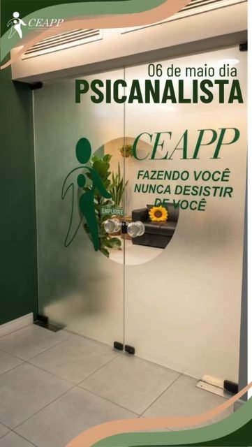 🖤✨ 06 de Maio — Dia do Psicanalista ✨🖤

Hoje celebramos aqueles que escolheram ouvir além das palavras, acolher além das dores e compreender a profundidade da alma humana. 🌻🧠

Aos nossos alunos psicanalistas em formação do CEAPP, nossa homenagem cheia de orgulho, reconhecimento e emoção. Vocês estão aprendendo a arte de escutar o inconsciente, compreender os conflitos humanos e transformar vidas através da palavra, da escuta e do acolhimento. 🤍

Na essência da psicanálise freudiana, aprendemos que cada sujeito carrega marcas, desejos, histórias e afetos que precisam ser vistos e elaborados. E é justamente com as nossas mãos estendidas 🤲, com o nosso cuidado e com a nossa escuta ética, que ajudamos o outro a reencontrar sentidos para existir.

Ser psicanalista é caminhar ao lado do outro sem julgamentos, é sustentar processos, respeitar o tempo da mente e acreditar que toda dor pode ser ressignificada. ✨

Que vocês nunca desistam da missão de cuidar do humano, de estudar profundamente a mente e de fazer da psicanálise um instrumento de transformação, acolhimento e esperança. 🌹

O CEAPP sente orgulho de cada futuro psicanalista que está construindo sua trajetória conosco. 💙

🤲 “Onde há escuta, há possibilidade de reconstrução.”
— Inspirados em Freud e na potência do inconsciente.

#DiaDoPsicanalista #6DeMaio #Psicanálise #Freud #CEAPP PsicanalistasEmFormação SaúdeMental EscutaClínica PsicanáliseClínica FormaçãoEmPsicanálise Psicanalista Inconsciente TransformandoVidas 🤲🖤