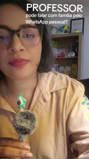 🚨 Professor usando WhatsApp pessoal para falar com família? Atenção. Isso precisa ser revisto.

Uma mensagem enviada por um responsável pode parecer simples…

Mas quando essa comunicação acontece fora do canal oficial da escola, o risco aumenta — e muito. 📲⚠️

E quando fotos, vídeos ou informações da criança passam a circular no celular pessoal do professor…

não estamos falando apenas de rotina escolar.

Estamos falando de:

🔒 privacidade infantil
📸 proteção de imagem
📝 dados sensíveis
⚖️ responsabilidade institucional
🛡️ segurança digital da criança e do adolescente

No contexto do ECA Digital, cuidado pedagógico também é proteção digital.

✔️ Professor não deve manter comunicação com famílias pelo WhatsApp pessoal.

✔️ Imagens e dados de alunos não devem ficar armazenados em dispositivos particulares.

✔️ A comunicação escola–família precisa acontecer em canal institucional, com orientação da gestão e protocolo definido.

Proteger a criança também é proteger sua imagem, sua história e seus dados. 💙
📌 ECA – Estatuto da Criança e do Adolescente
Estatuto da Criança e do Adolescente

Art. 5º — nenhuma criança ou adolescente será objeto de negligência ou exposição que viole seus direitos.

Art. 17 — garante o direito à preservação da imagem, identidade, dignidade e autonomia.

Art. 18 — dever de todos velar pela dignidade da criança e do adolescente.

📌 Lei Geral de Proteção de Dados Pessoais (LGPD)

Especialmente proteção de:

dados pessoais de menores
imagem
armazenamento digital
circulação e compartilhamento de conteúdo sensível.
Sou psicóloga, neuropsicóloga e atuo com educação inclusiva e psicologia escolar, orientando escolas, equipes pedagógicas e famílias sobre manejo institucional, inclusão e proteção no ambiente escolar.

💬 Sua escola já possui protocolo para uso de WhatsApp, imagem e comunicação com responsáveis?

#ECADigital #PsicologiaEscolar #EducaçãoInclusiva #GestãoEscolar #EscolaSegura ProteçãoInfantil LGPDnaEscola DireitosDaCriança EscolaEFamília InclusãoEscolar Neuropsicologia PsicologiaNaEscola Profess