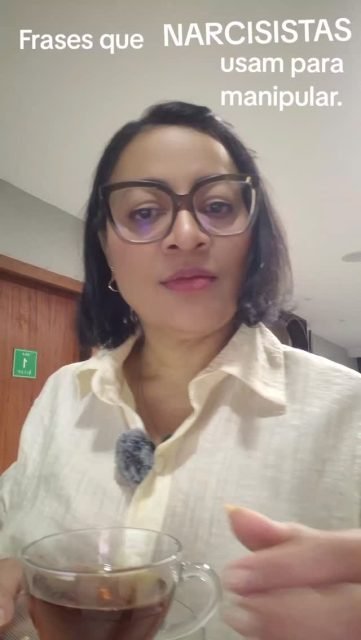🚨 Você já ouviu alguma dessas frases e achou que a culpa era sua? 💔

Muitas pessoas narcisistas usam palavras para manipular, controlar e diminuir emocionalmente quem está ao redor. E o mais perigoso é que isso acontece de forma silenciosa… 😔

⚠️ “Você precisa de mim.”
⚠️ “Ninguém vai te querer.”
⚠️ “Se eu gritei, a culpa é sua.”

Essas frases não são apenas comentários.
Elas podem ser sinais de abuso emocional, invalidação e controle psicológico. 🧠🚩

Existe diferença entre traços narcisistas e o diagnóstico de Transtorno de Personalidade Narcisista.
Mas uma verdade precisa ser dita:
💥 Quem convive com pessoas narcisistas sofre emocionalmente — seja pelos traços ou pelo transtorno.

✨ Eu sou Silvia, psicóloga e neuropsicóloga, e posso te ajudar a identificar sinais de relações narcisistas e fortalecer sua saúde emocional.

🚨 Pare de normalizar relações que adoecem você.
❤️ Você merece relações leves, respeitosas e seguras.

#Narcisismo #RelacionamentoTóxico #AbusoEmocional #ManipulaçãoEmocional #Psicologia Neuropsicologia SaúdeMental TraumasEmocionais Gaslighting Autoconhecimento AmorPróprio Psicoterapia SilviaSantana